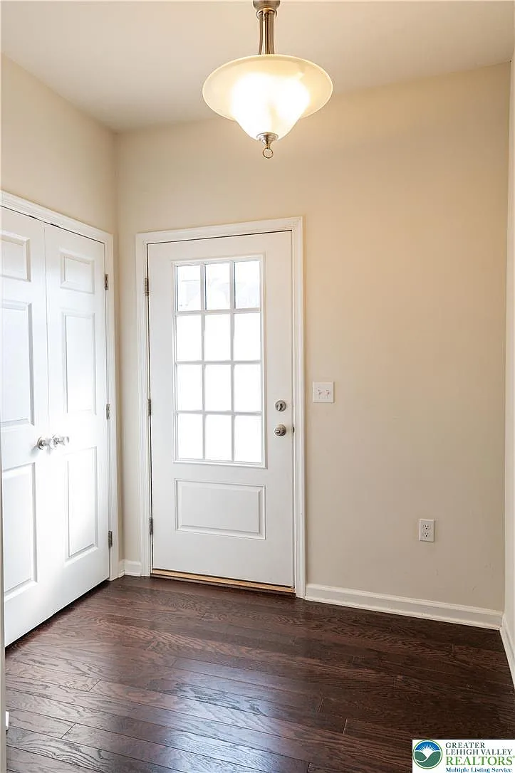 3 bed, 2.5 bath, 1640 sqft, $2,695 — Photo 2