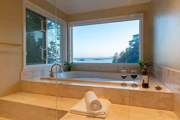 5 bed, 5.5 bath, 5000 sqft, $12,000 — Photo 4
