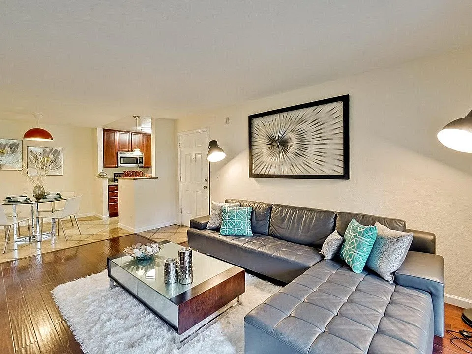 2 bed, 922 sqft, $3,200 — Photo 3