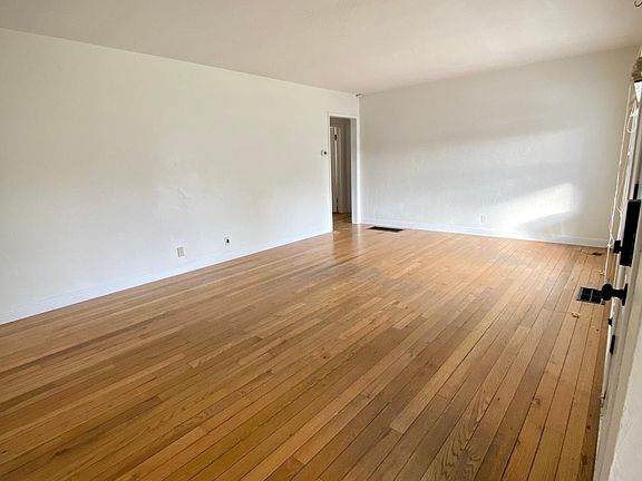 4th image of 501 Falls Ave