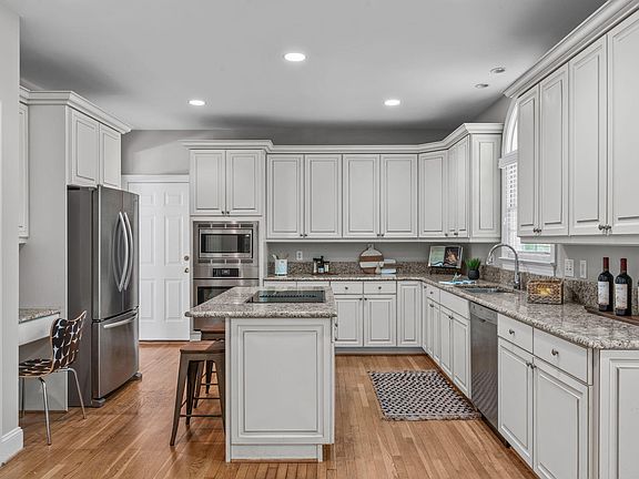 4th image of 102 Ellsworth Pl