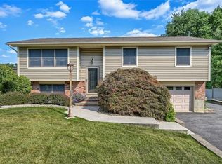 5 Maclean Dr, Rock Tavern, NY 12575