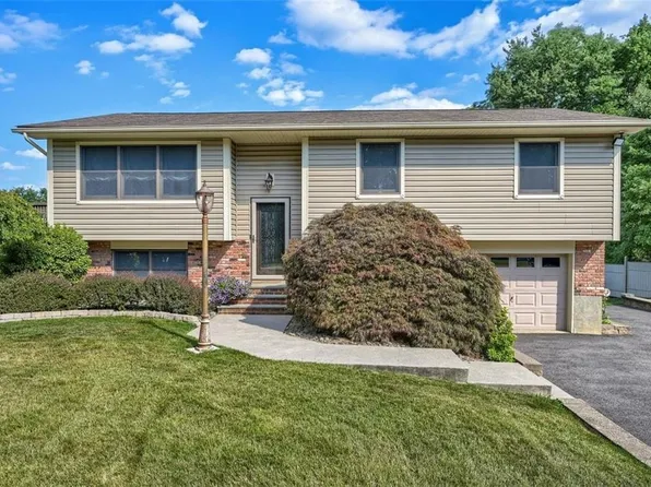 5 Maclean Drive, Rock Tavern, NY 12575