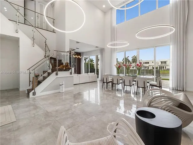 5 bed, 5.5 bath, $14,000 — Photo 2