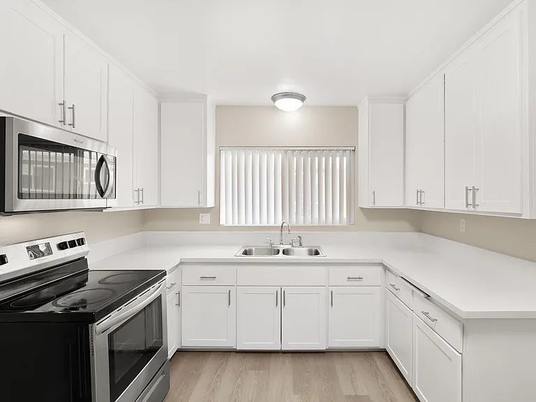 Linden Court Apartments — Photo 74