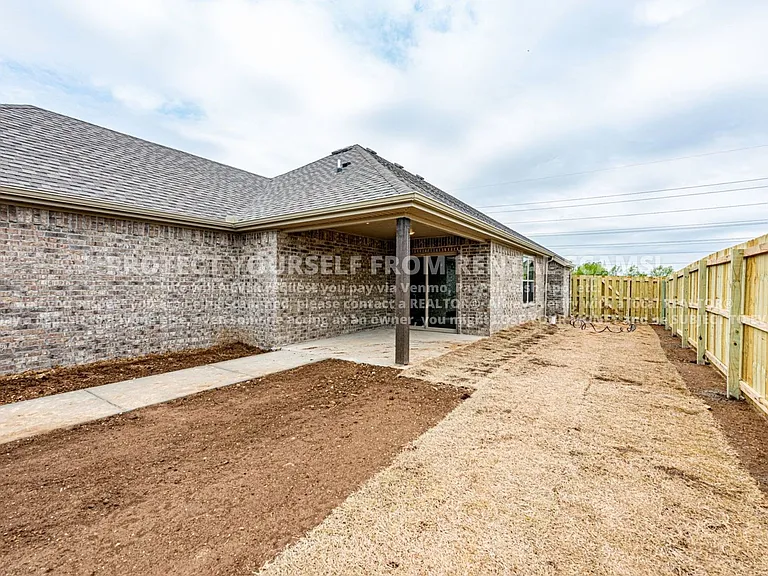 142 N Broyles Ave — Photo 17