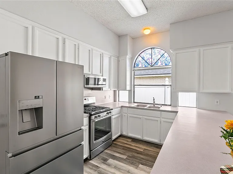 2210 Dorsey St — Photo 9