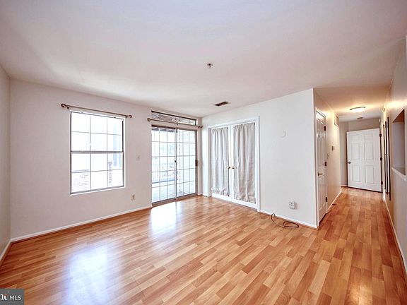 3rd image of 302 Canterbury Rd APT J