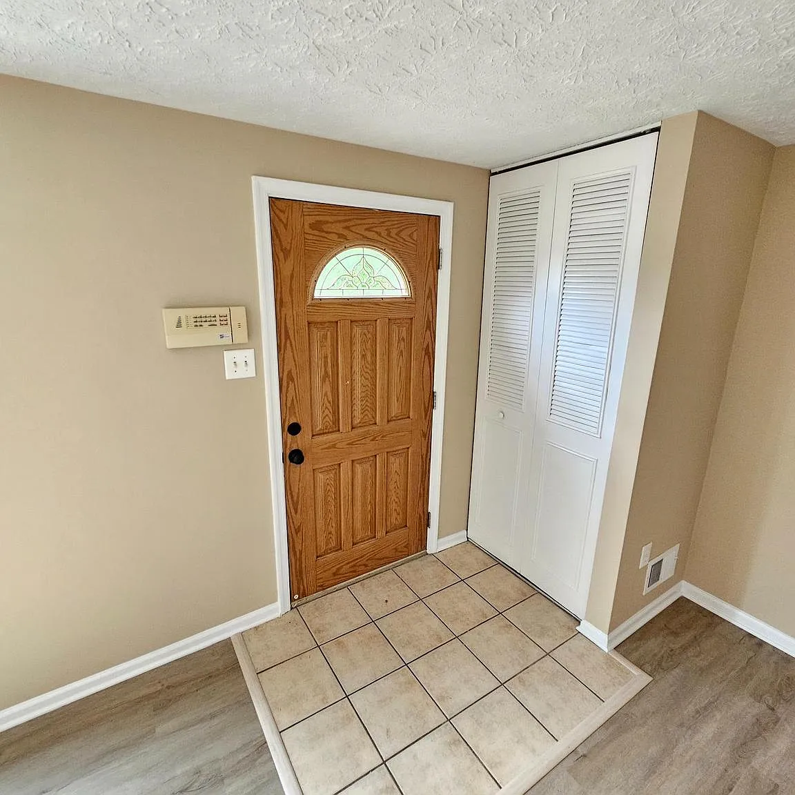 3 bed, 1.5 bath, 1120 sqft, $2,095 — Photo 2
