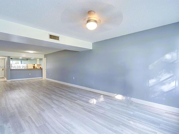 5th image of 6073 Balboa Circle #204