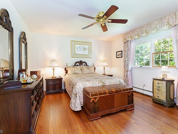 5th image of 19 Francine Ave