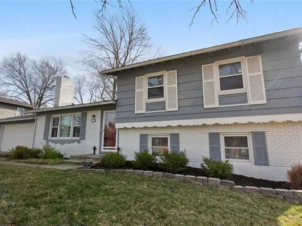 8401 Travis Ln, Overland Park, KS 66212