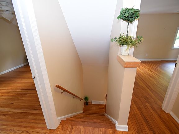 4th image of 90 Mona Dr