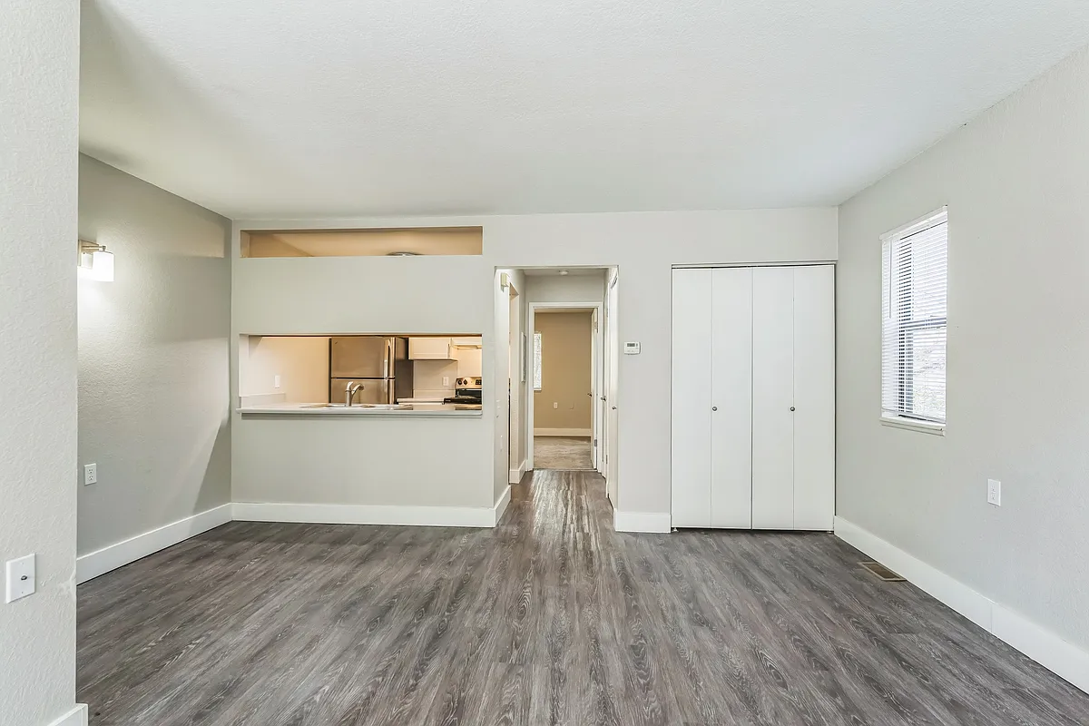 Building Photo - Pine Creek Apartments