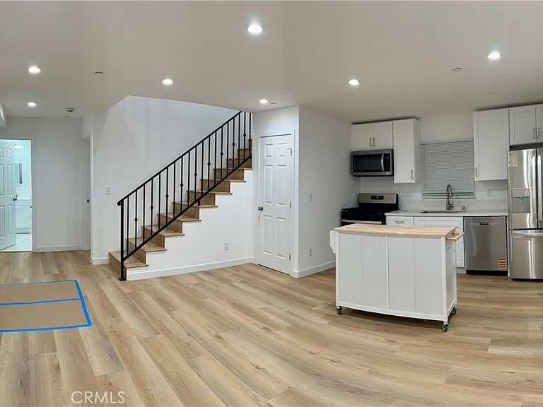 18654 1/2 Runnymede St #1/2 — Photo 2