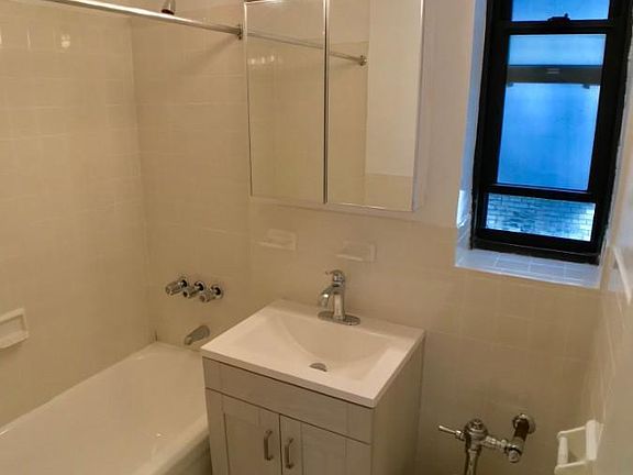 4th image of 235 E 46th St APT 5G