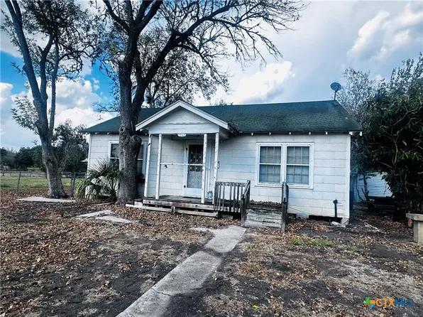 701 W May St, Yoakum, TX 77995