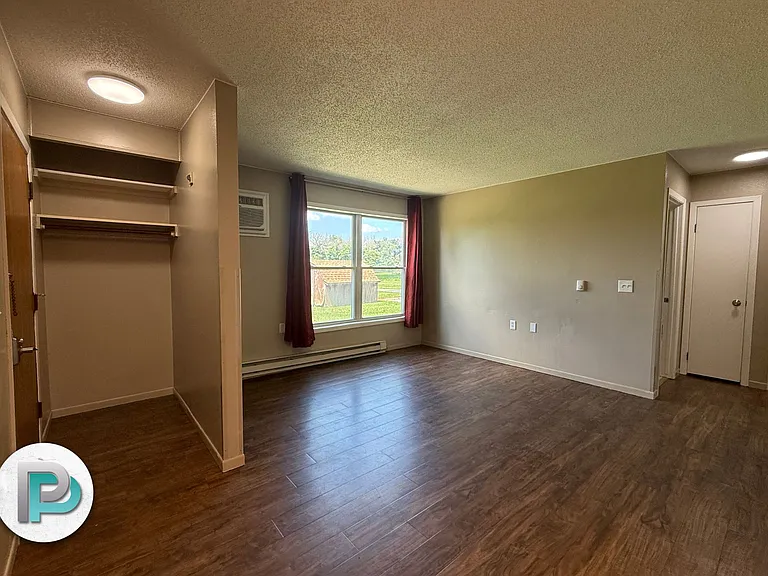 801 Clover Ct #4 — Photo 5