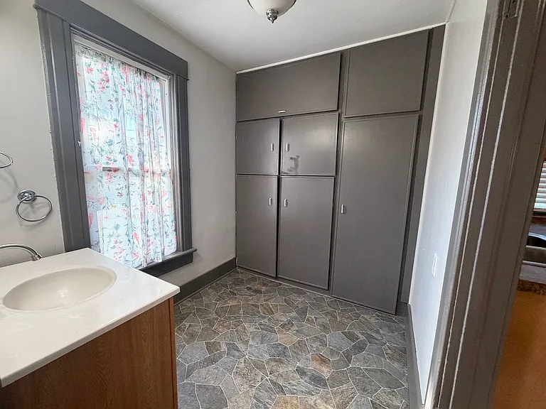 913 W Montgomery St — Photo 17