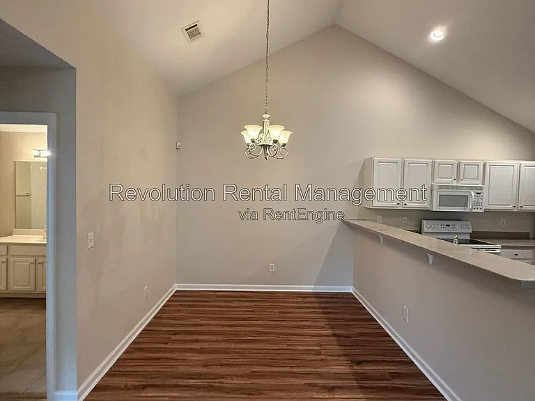 302 Gladstone Dr — Photo 3