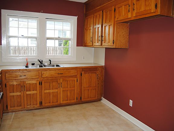 3rd image of 908 Gibbons St