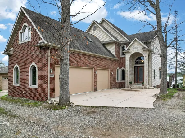 3071 School Lake Dr, Brighton, MI 48114