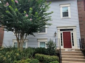 12103 Greenwood Ct, Fairfax, VA