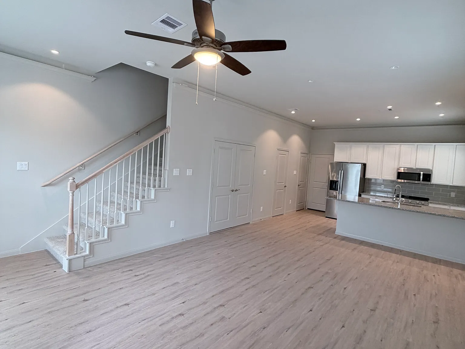 3 bed, 2.5 bath, 1449 sqft, $1,795 — Photo 2