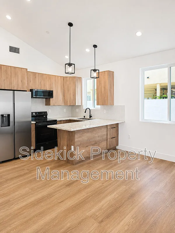 3 bed, 2.0 bath, $3,700 — Photo 3