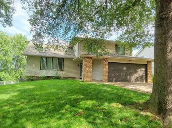 1505 Beechwood Ave, Papillion, NE 68133