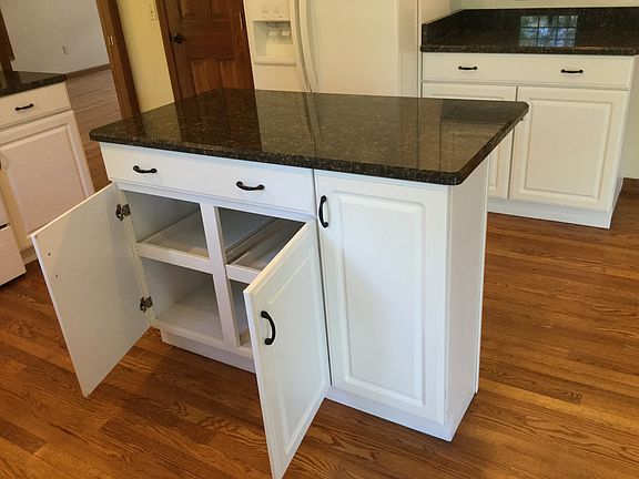 Central island in kitchen with roll-outs and nice extra storage