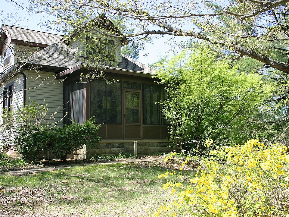 Front of House w porch