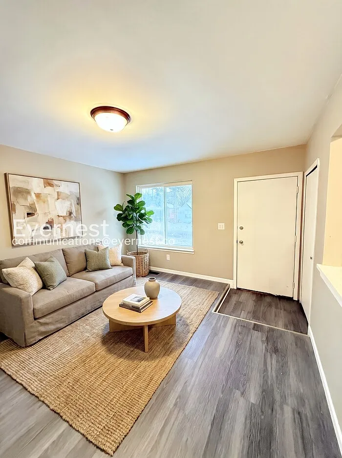 3 bed, 1.0 bath, 888 sqft, $1,495 — Photo 2