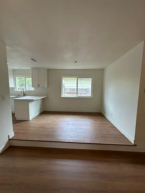3 bed, 1299 sqft, $2,495 — Photo 4