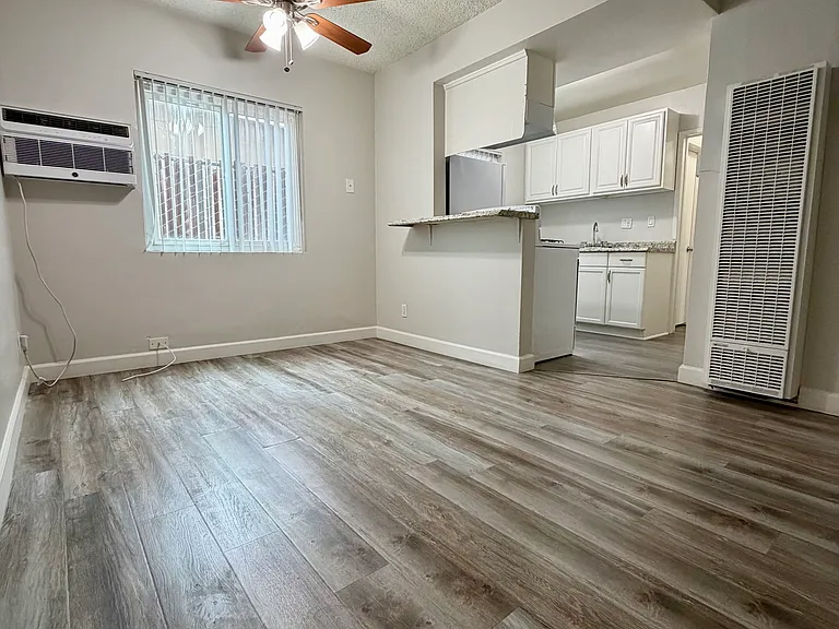 12414 Dunrobin Ave #5 — Photo 1