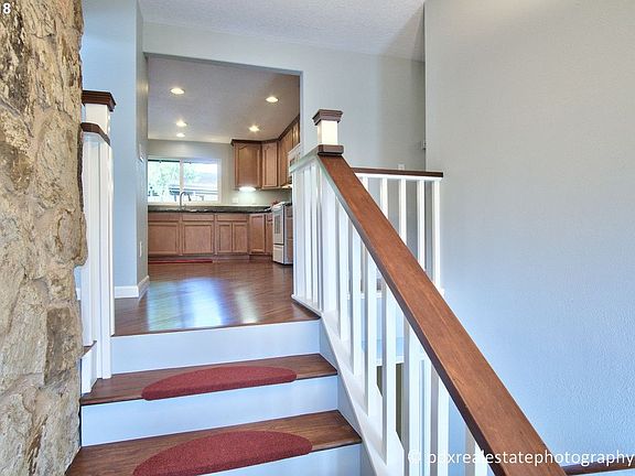 4th image of 1422 SE Brookwood Ave