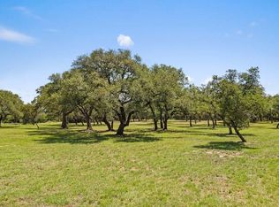 118 E Creekview Dr, Johnson City, TX 78636