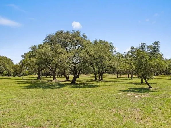 118 E Creekview Dr, Johnson City, TX 78636