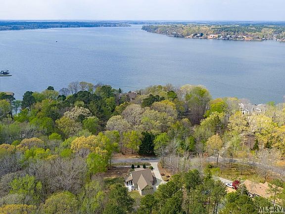3rd image of 323 River Forest Dr