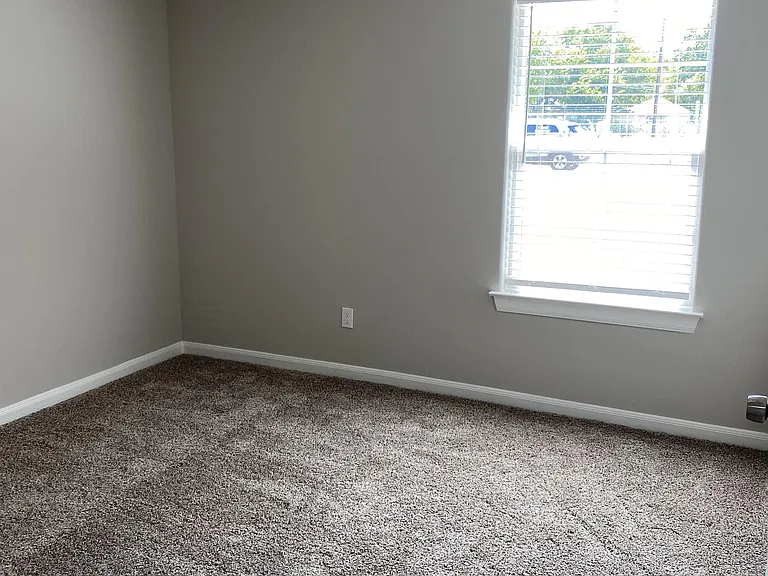 313 E Nelson St — Photo 10
