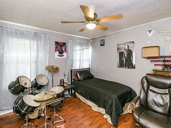 3rd image of 214 Ellis Dr