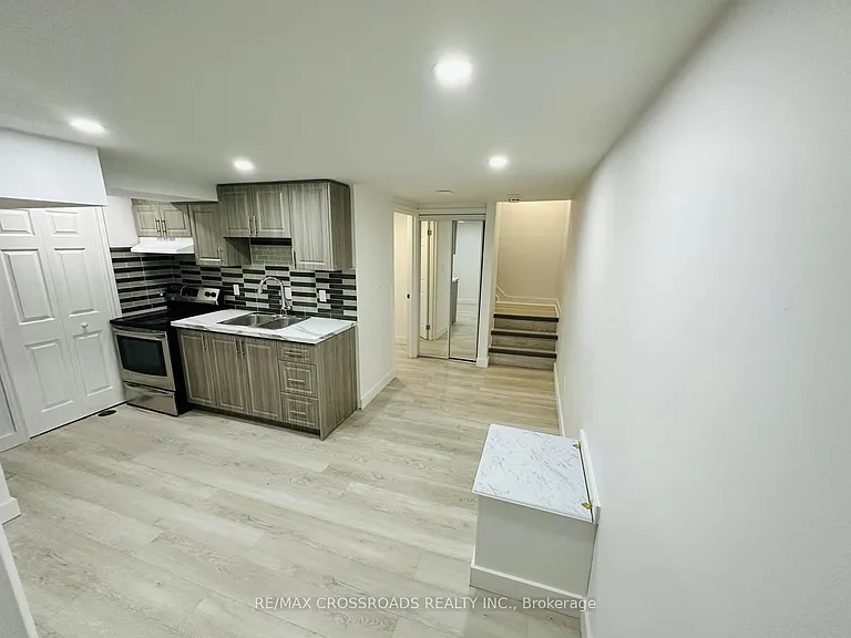 256 Birchcliffe Cres — Photo 8
