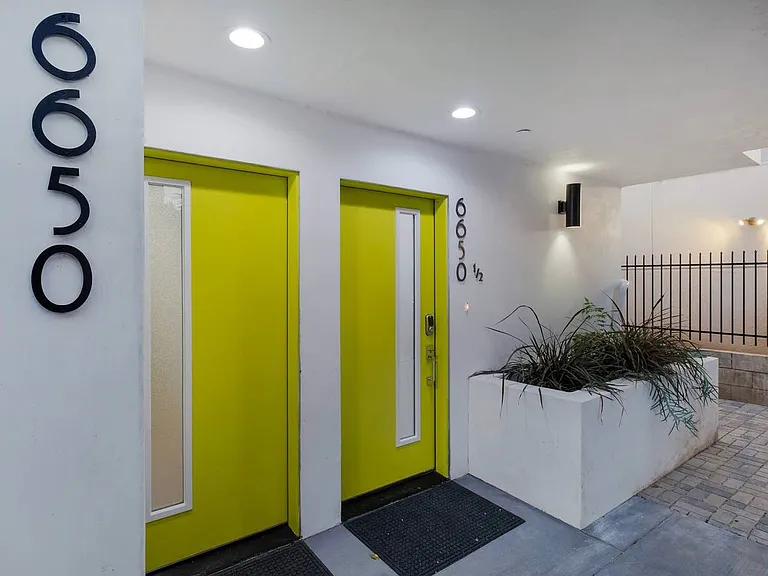 3 Bed Modern Townhome + 2-Car Private Garage — Photo 10