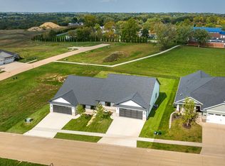 1448 Autumn Ridge Ln, Dubuque, IA 52003