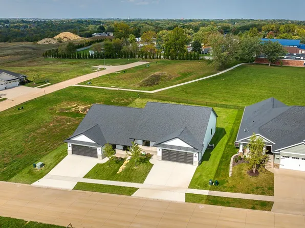 1448 Autumn Ridge Ln, Dubuque, IA 52003