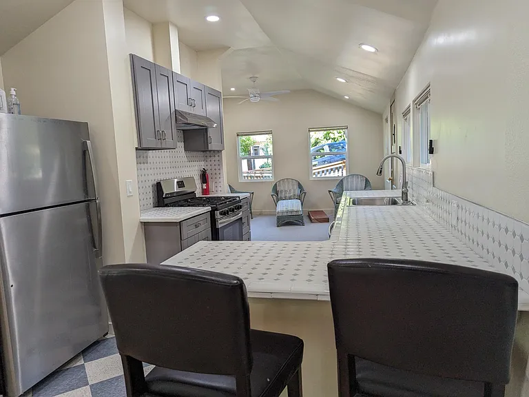 566 Live Oak Ln — Photo 2