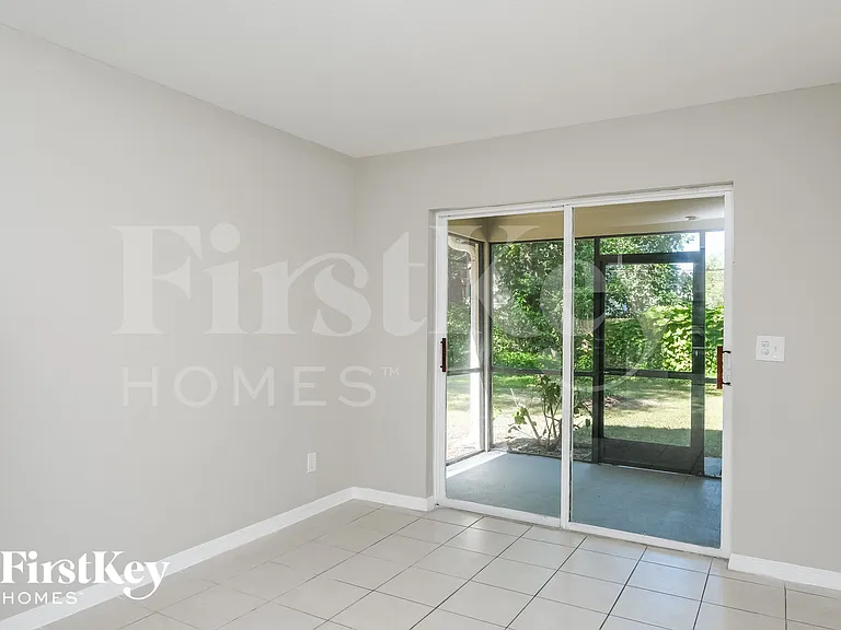 906 Hart St — Photo 5