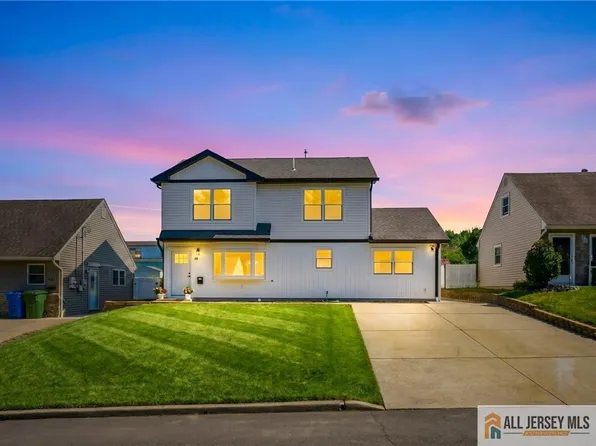 48 Kendall Dr, Parlin, NJ 08859