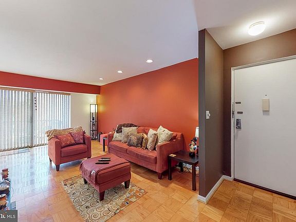 Spacious Living Room and Entryway