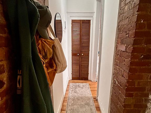 5th image of 200 Waverly Pl APT 7